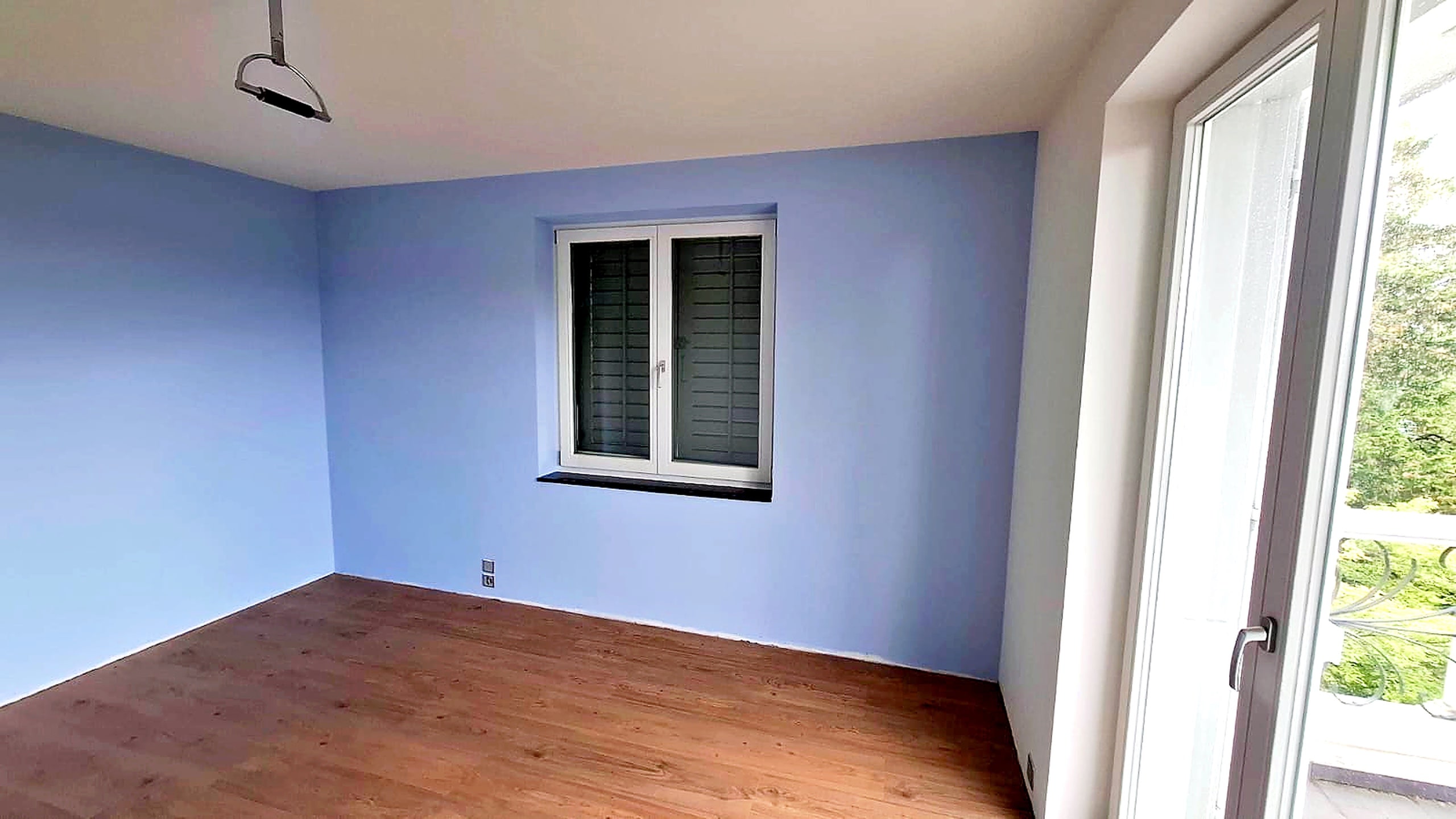 Heller Innenraum mit blauer Wandfarbe und sauberem Finish