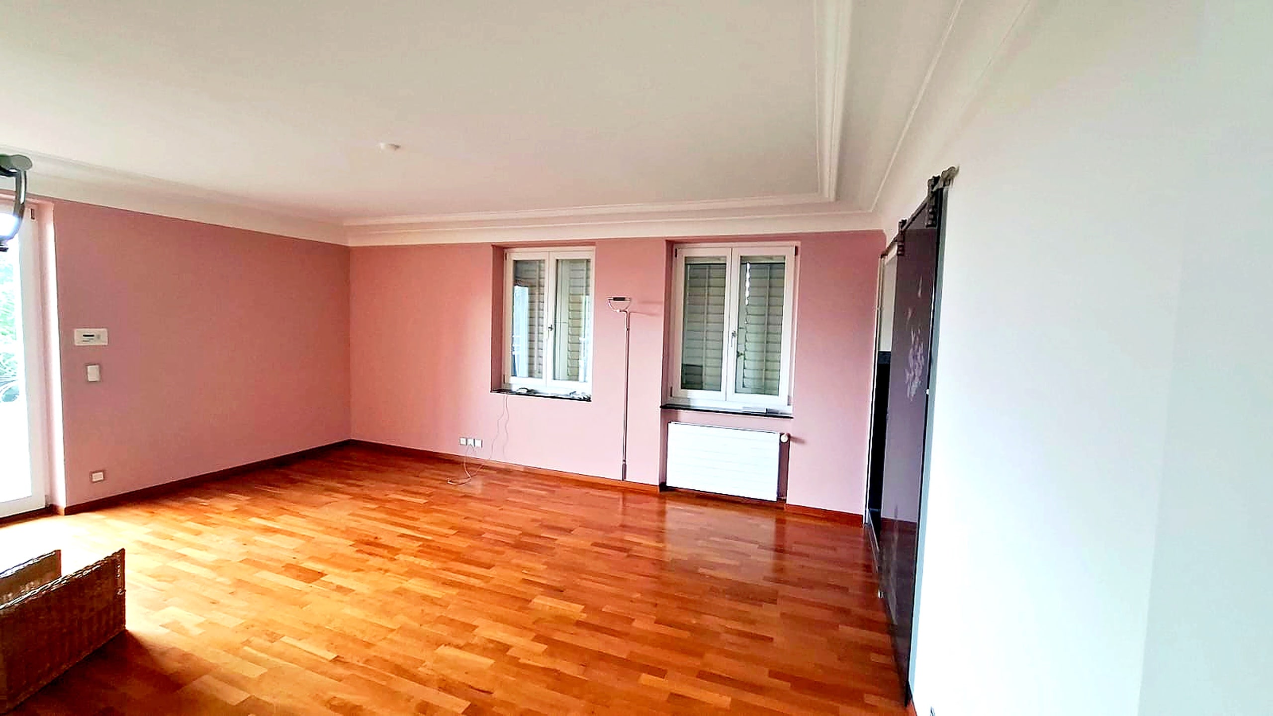Frisch gestrichener Wohnraum mit roséfarbener Wandgestaltung